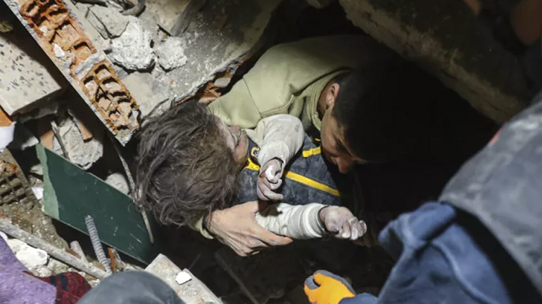 Σε νοσοκομείο της Τουρκίας μεταφέρθηκε 9χρονη από τη Συρία που κινδυνεύει με ακρωτηριασμό