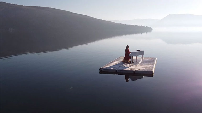 Καστοριά: Η «ιπτάμενη πιανίστρια» έπαιξε πιάνο στη μέση της λίμνης – Δείτε το μοναδικό βίντεο