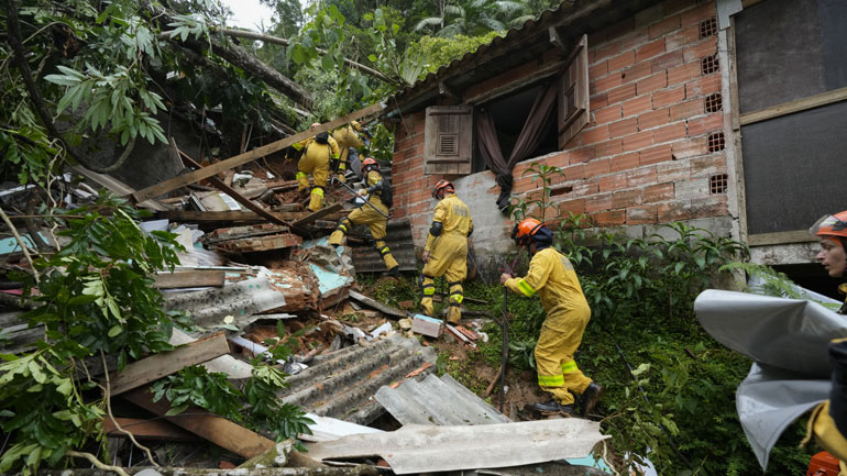Τουλάχιστον 50 νεκροί από πλημμύρες και κατολισθήσεις στη Βραζιλία Τουλάχιστον 50 νεκροί από πλημμύρες και κατολισθήσεις στη Βραζιλία