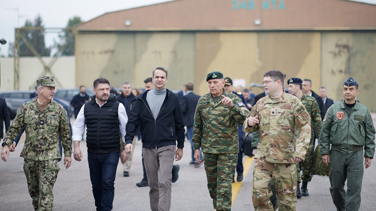 Επίσκεψη Μητσοτάκη στην 110 Πτέρυγα Μάχης (ΠΜ) στην αεροπορική βάση Λάρισας