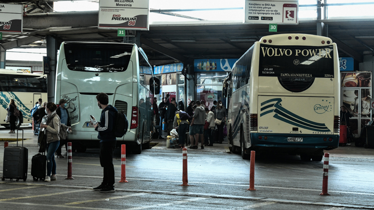 Αυξημένη η κίνηση σε ΚΤΕΛ Κηφισού και Λιοσίων – Ανά πέντε λεπτά φεύγουν τα δρομολόγια για Πάτρα