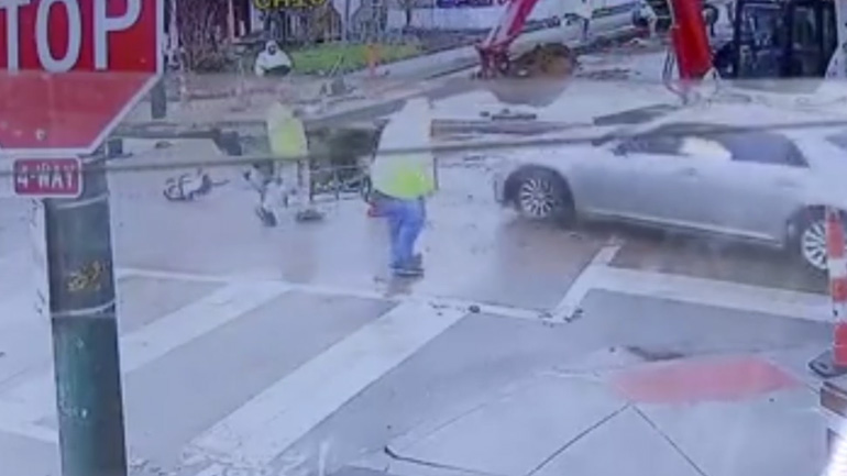 Eργάτες προειδοποιούν οδηγό να σταματήσει