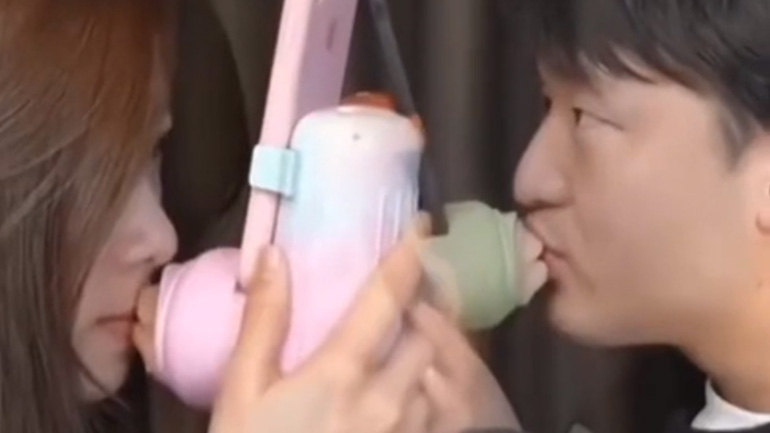 Kινέζικη εφεύρεση επιτρέπει στα ζευγάρια να φιλιούνται από απόσταση 