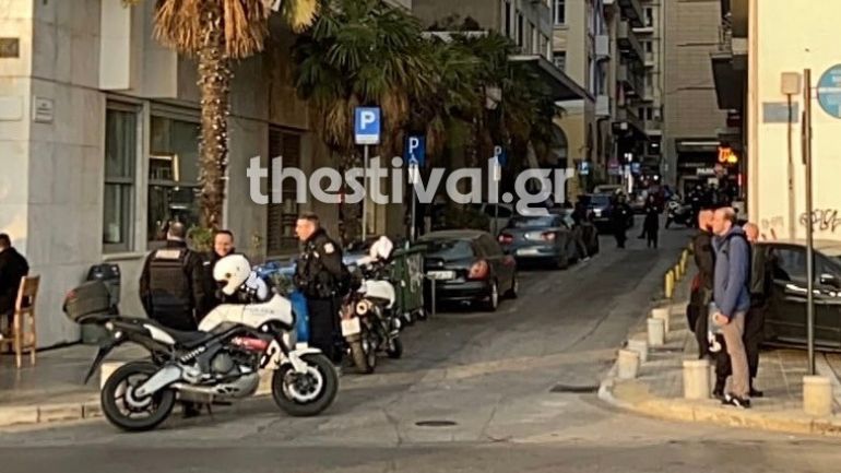 Θεσσαλονίκη: Άγνωστος πέταξε μαύρη σακούλα προς το Ρωσικό Προξενείο – Έγινε ελεγχόμενη έκρηξη από την ΤΕΕΜ Θεσσαλονίκη: Άγνωστος πέταξε μαύρη σακούλα προς το Ρωσικό Προξενείο – Έγινε ελεγχόμενη έκρηξη από την ΤΕΕΜ