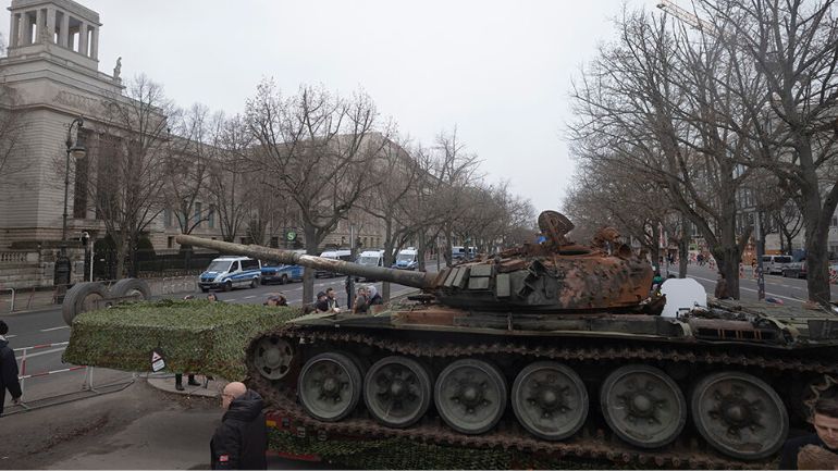 Γερμανία: Ακτιβιστές στάθμευσαν έξω από τη ρωσική πρεσβεία στο Βερολίνο ένα κατεστραμμένο ρωσικό άρμα μάχης