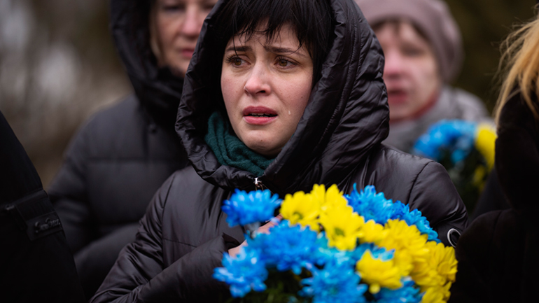 Oι Ουκρανοί τιμούν τα θύματα του πολέμου στην θλιβερή επέτειο του ενός έτους από την εισβολή