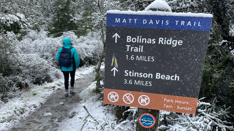 Πυκνή χιονόπτωση στην Καλιφόρνια – Έκλεισαν δρόμοι, χιλιάδες νοικοκυριά χωρίς ρεύμα