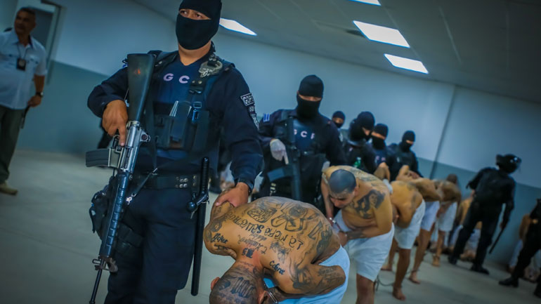 Ελ Σαλβαδόρ: Μεταγωγή 2.000 μελών συμμοριών στη «μεγαλύτερη φυλακή της Αμερικής»