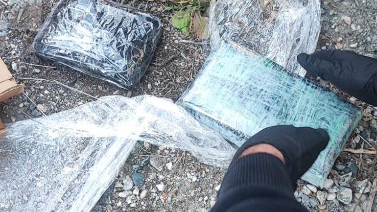 Ηράκλειο: Προσωρινά κρατούμενοι οι 3 συλληφθέντες για την κοκαΐνη στον Προμαχώνα