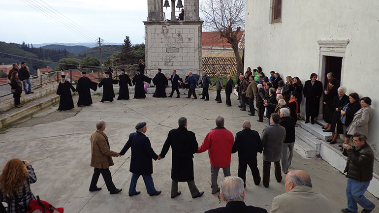 Κέρκυρα: «Δόξα να…», ο χορός των γερόντων, με πρώτο χορευτή ιερέα