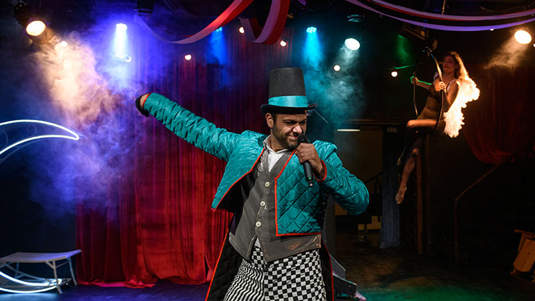 Μία υπέροχα βασανιστική «Νύχτα των Μυστικών» ξετυλίγεται στο θέατρο Μπέλλος της Πλάκας