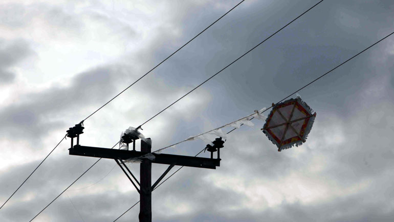 Προσοχή κατά το πέταγμα του χαρταετού συστήνουν ΑΔΜΗΕ και ΔΕΔΔΗΕ