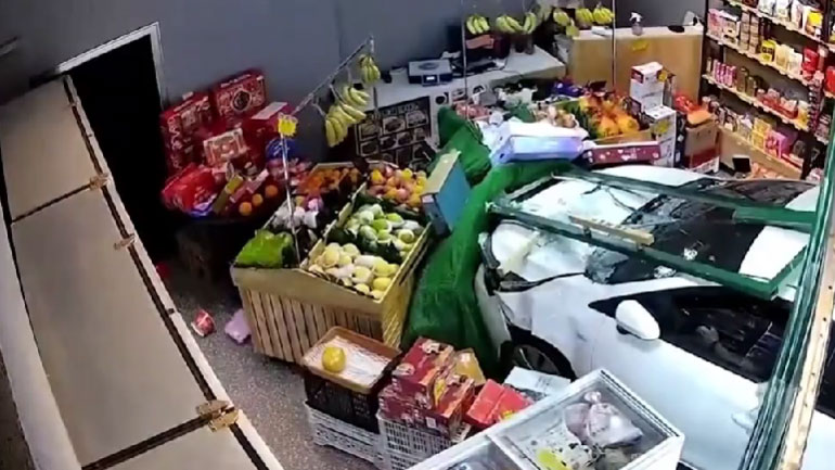 Οδηγός χάνει τον έλεγχο και πέφτει σε κατάστημα