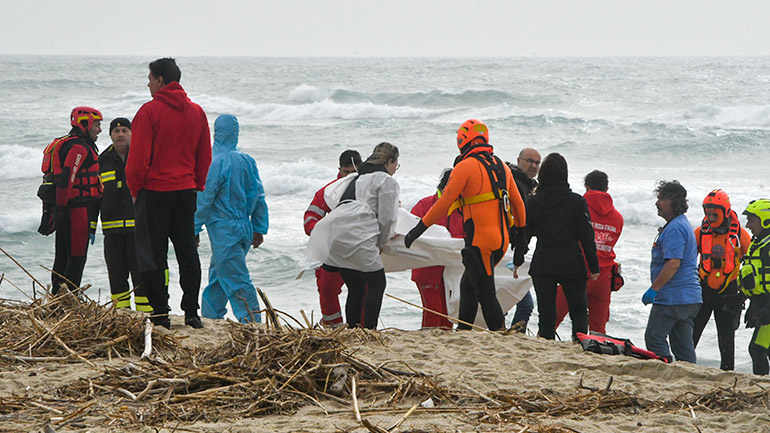 Τουλάχιστον 45 οι νεκροί από το ναυάγιο πλεούμενου στην Ιταλία