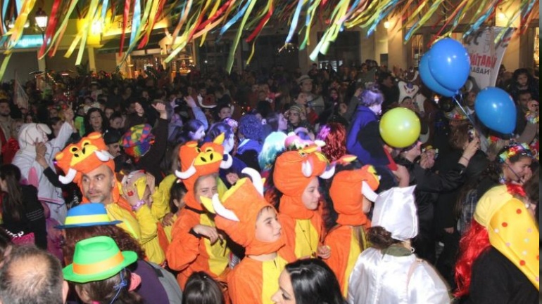 Στους ρυθμούς του Καρναβαλιού η Καλαμάτα – Χαμός στη νυχτερινή παρέλαση!