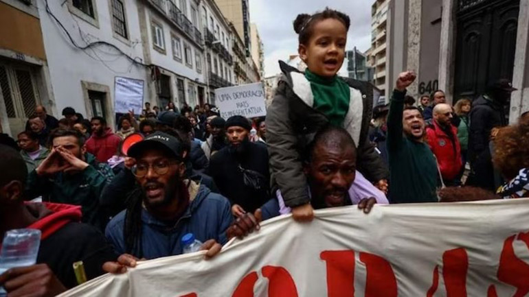 Η ιλιγγιώδης αύξηση του κόστους ζωής οδηγεί χιλιάδες Πορτογάλους στους δρόμους της Λισαβόνας