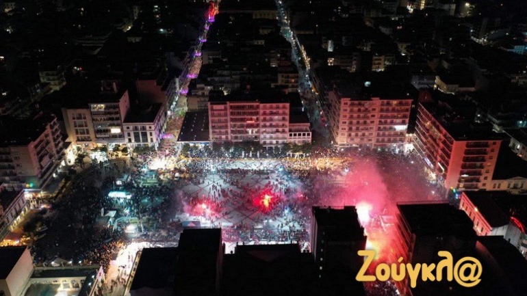 Πατρινό Καρναβάλι 2023: Χιλιάδες καρναβαλιστές στους δρόμους για τη νυχτερινή παρέλαση