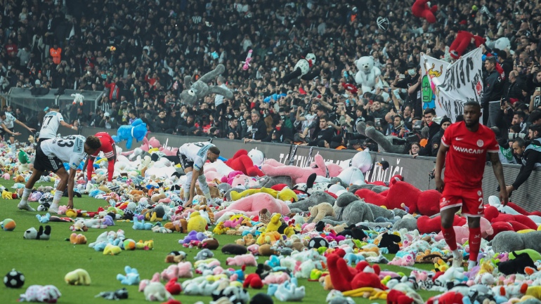 Τουρκία: «Κυβέρνηση, παραιτήσου!» Συνθήματα χιλιάδων οπαδών κατά Ερντογάν σε ματς της Μπεσίκτας και της Φενερμπαχτσέ