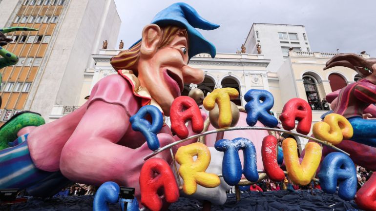 Πάτρα: Οι χιλιάδες καρναβαλιστές προσέφεραν ένα μοναδικό θέαμα στη μεγάλη καρναβαλική παρέλαση