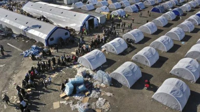 Σάλος στην Τουρκία με την Ερυθρά Ημισέληνο: Πούλησε, αντί να δωρίσει τις σκηνές στους σεισμόπληκτους