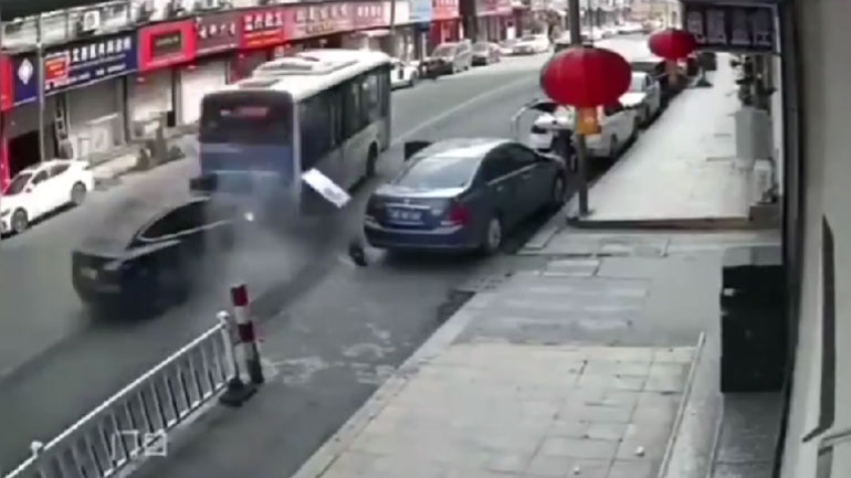 Tesla πέφτει με μεγάλη ταχύτητα πάνω σε λεωφορείο