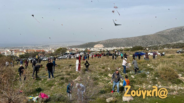 Πολύχρωμοι χαρταετοί γέμισαν τον ουρανό της Αττικής