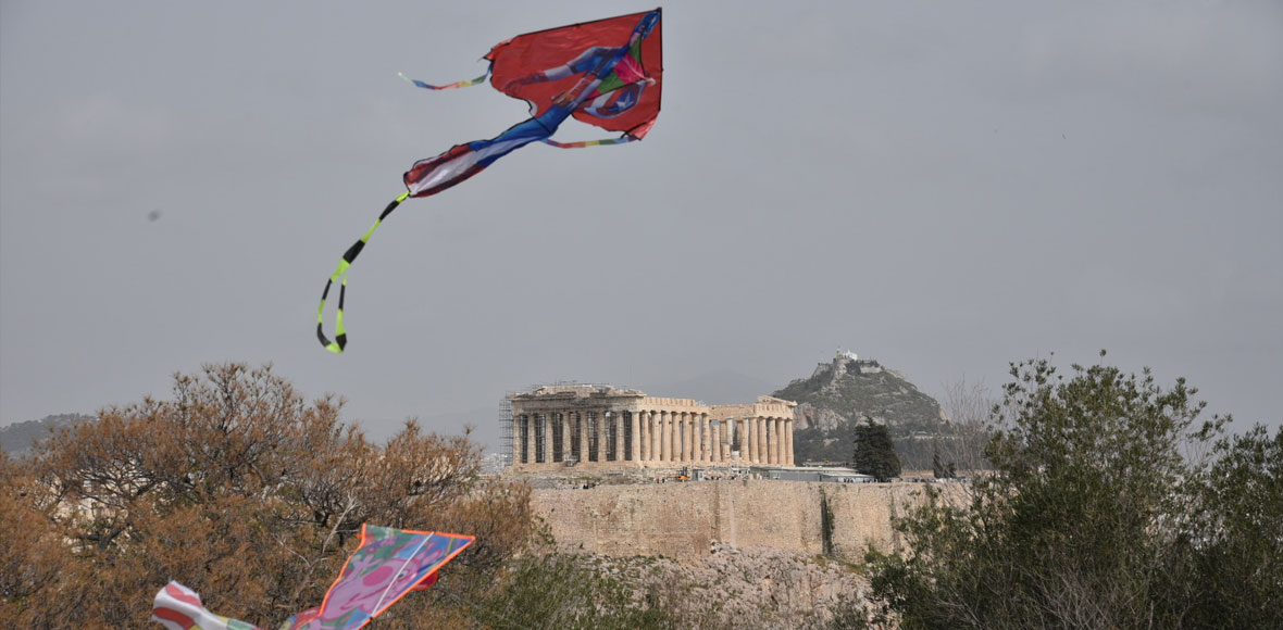 Πολύχρωμοι χαρταετοί έδωσαν χρώμα στον ουρανό της Αθήνας