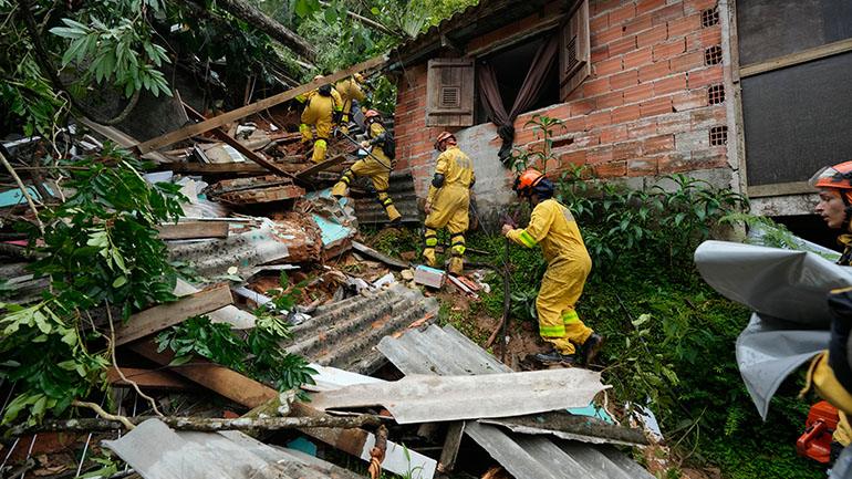 Τουλάχιστον 65 άνθρωποι έχουν χάσει τη ζωή του από τις πλημμύρες στη Βραζιλία Τουλάχιστον 65 άνθρωποι έχουν χάσει τη ζωή του από τις πλημμύρες στη Βραζιλία