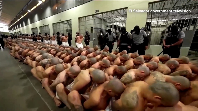 Ελ Σαλβαδόρ: 2.000 κρατούμενοι μεταφέρθηκαν σε mega φυλακή