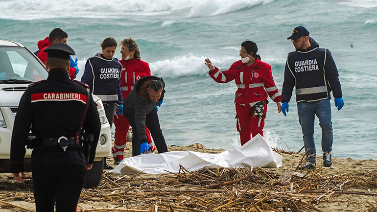 Στους 61 αυξήθηκε ο αριθμός των νεκρών από το ναυάγιο με μετανάστες στην Ιταλία
