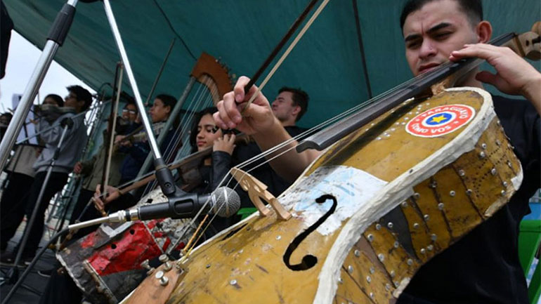 Στη Βολιβία, ορχήστρα από την Παραγουάη μεταμορφώνει τα σκουπίδια σε μουσική