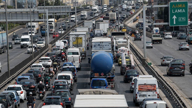 Μισό εκατομμύριο αυτοκίνητα η έξοδος του τριημέρου – Απείθαρχοι οι οδηγοί