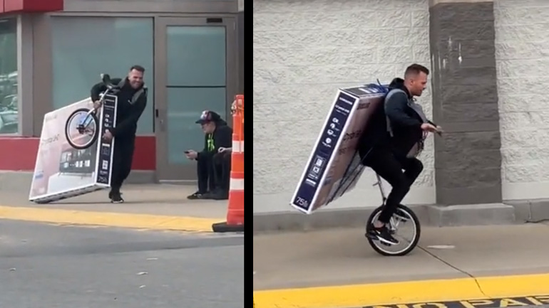 Άνδρας μεταφέρει μια μεγάλη τηλεόραση με ένα μονόκυκλο