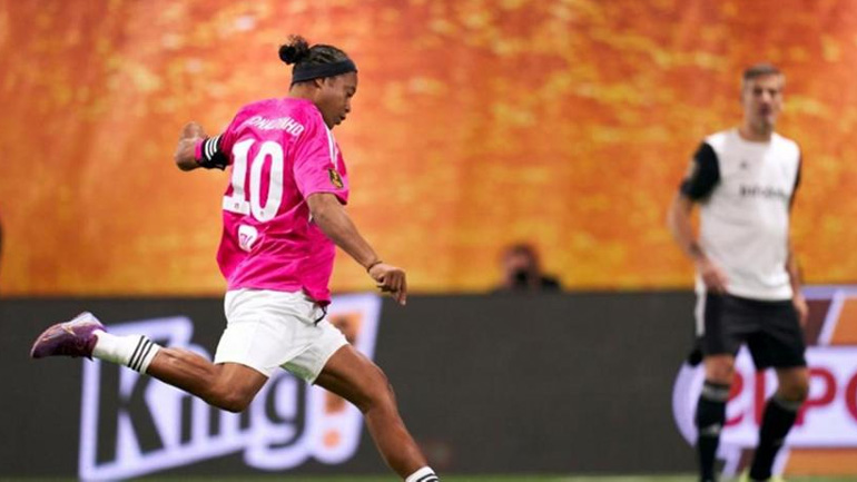 Ο Ροναλντίνιο επέστρεψε στα γήπεδα!