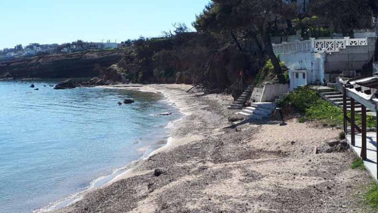 Μάτι: Ηλικιωμένη γυναίκα βρέθηκε αναίσθητη στα βράχια στην Αργυρά Ακτή