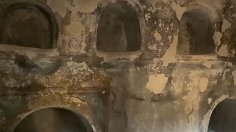 Η γαλάζια πολιτεία των νεκρών: Οι εκπληκτικές Κατακόμβες της Κορινθίας