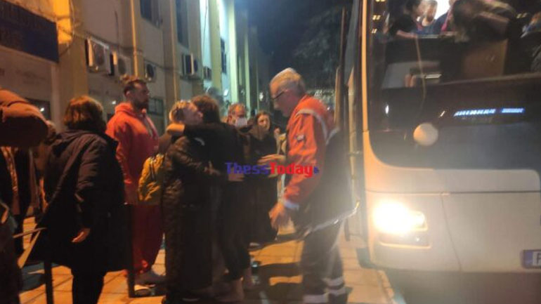 «Ακούγαμε άτομα να φωνάζουν ”καιγόμαστε, βοήθεια”» – Στη Θεσσαλονίκη το πρώτο λεωφορείο με τους τραυματίες επιβάτες