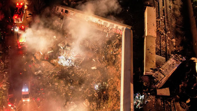 Τέμπη: 32 επιβεβαιωμένοι νεκροί έως τώρα – Σε εξέλιξη η επιχείρηση έρευνα και απεγκλωβισμού επιβατών