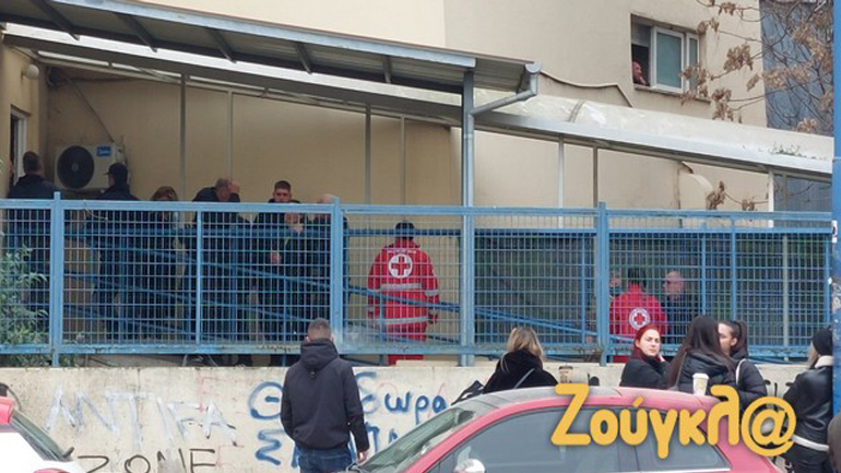 Τέμπη: Συγγενείς επιβατών ψάχνουν τους ανθρώπους τους στα νοσοκομεία Λάρισας