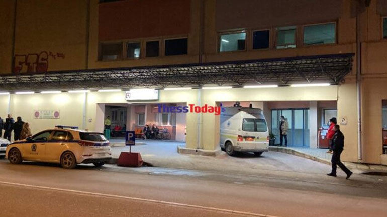 Λάρισα: Συγκλονιστικές εικόνες έξω από τα νοσοκομεία – Γονείς ψάχνουν τα παιδιά τους – Φοιτητές οι περισσότεροι νεκροί