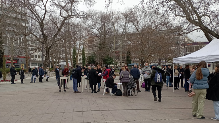 Εθνική τραγωδία στα Τέμπη: Oυρές στην εθελοντική αιμοδοσία της Λάρισας