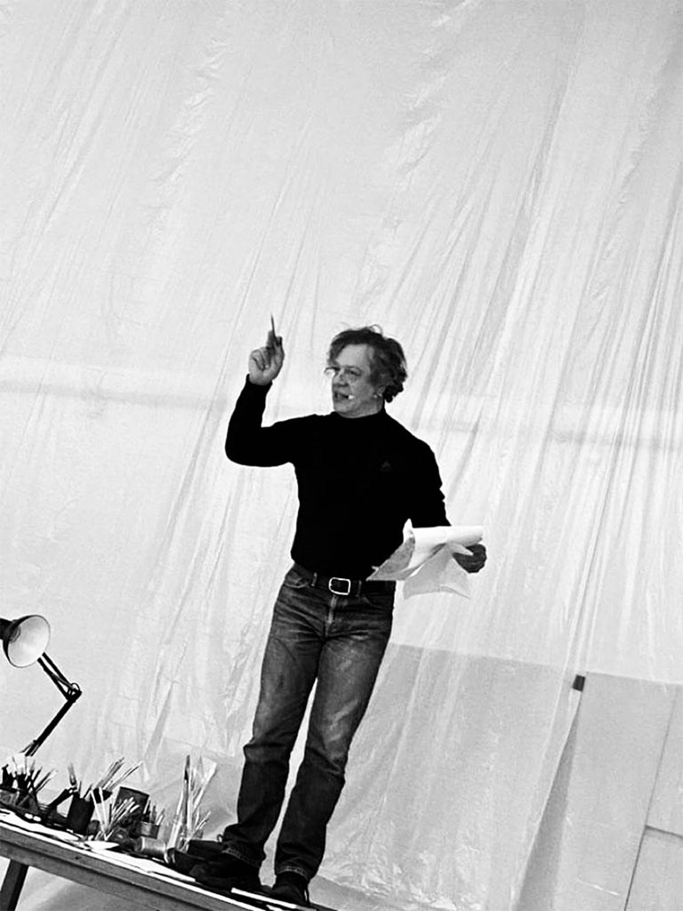 Ο Γιάννης Τσορτέκης στον ρόλο του Κωνσταντίνου Παρθένη.