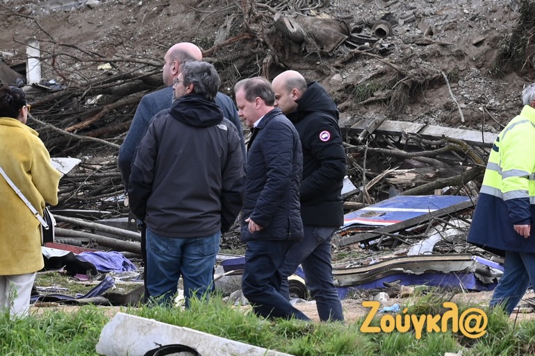 Ο υπουργός Υποδομών και Μεταφορών, Κώστας Καραμανλής, στο σημείο της τραγωδίας.