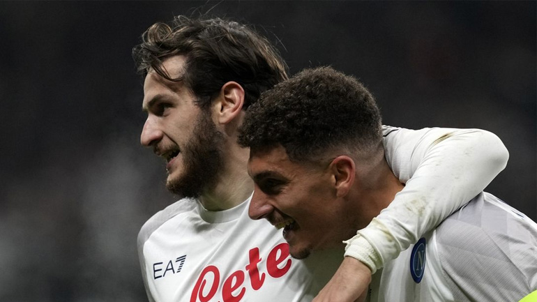 Η Νάπολι προσφέρει στον Κβαρατσχέλια επέκταση συμβολαίου έως το 2028 και διπλάσιες αποδοχές Η Νάπολι προσφέρει στον Κβαρατσχέλια επέκταση συμβολαίου έως το 2028 και διπλάσιες αποδοχές