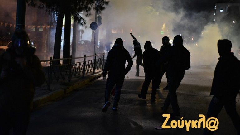 Ένταση και χημικά έξω από τα γραφεία της Hellenic Train