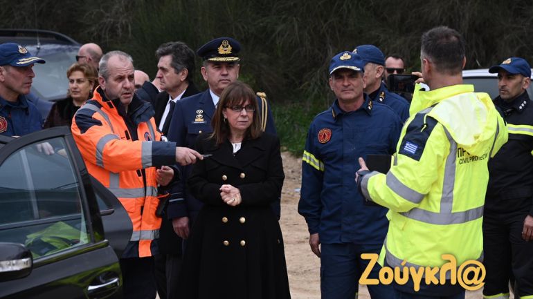 Tέμπη: Η Κ. Σακελλαροπούλου στον τόπο της τραγωδίας με το σιδηροδρομικό δυστύχημα