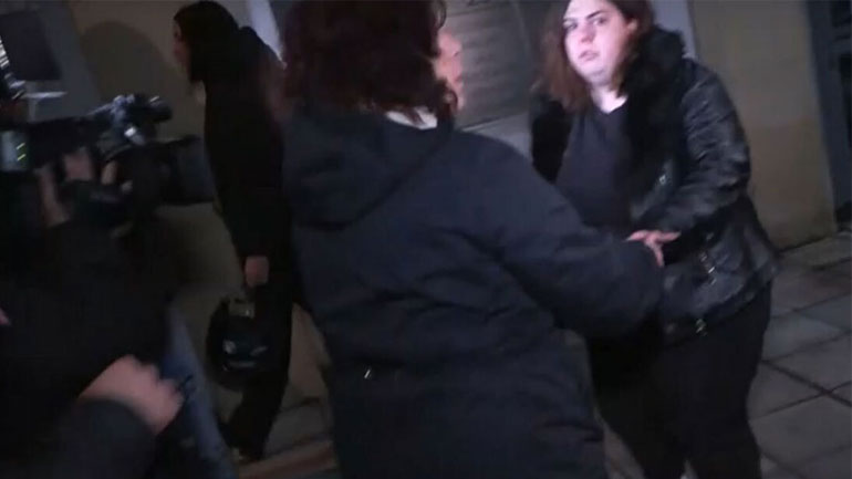 Η συγκινητική στιγμή που μία μητέρα βλέπει την κόρη της μετά το δυστύχημα στα Τέμπη