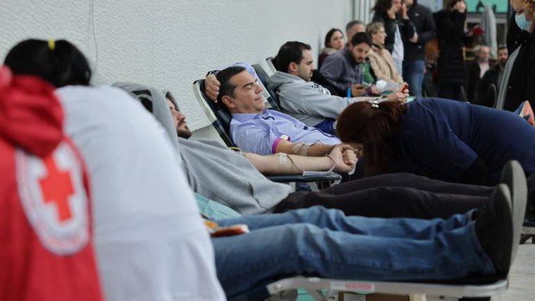 Με συγγενείς θυμάτων στη Λάρισα ο Αλέξης Τσίπρας – Έδωσε αίμα για τους τραυματίες