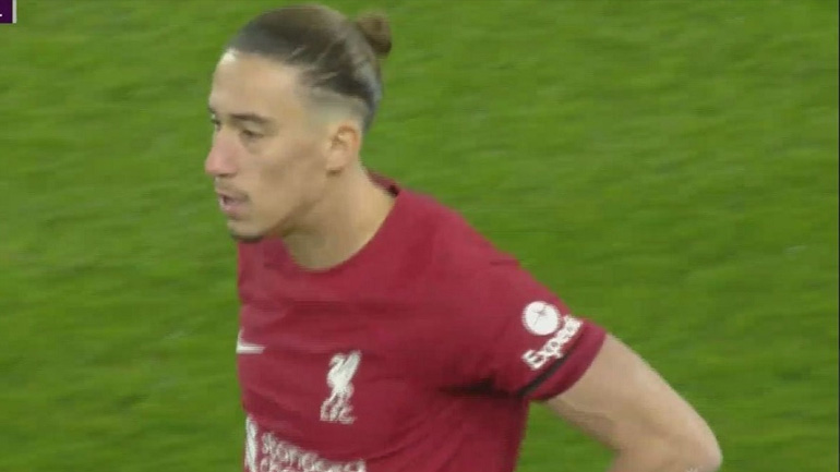 Βασικός στο παιχνίδι της Λίβερπουλ με τη Γουλβς ο Τσιμίκας – Αγωνίζεται με μαύρο περιβραχιόνιο λόγω της τραγωδίας στα Τέμπη