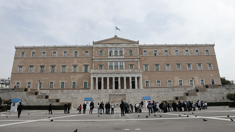 Μεσίστια η ελληνική σημαία στο Μέγαρο της Βουλής λόγω του δυστυχήματος στα Τέμπη